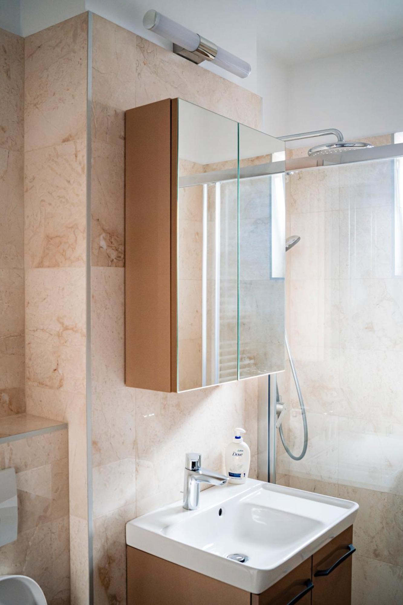 Downtown Apartment Рымнику-Вылча Экстерьер фото